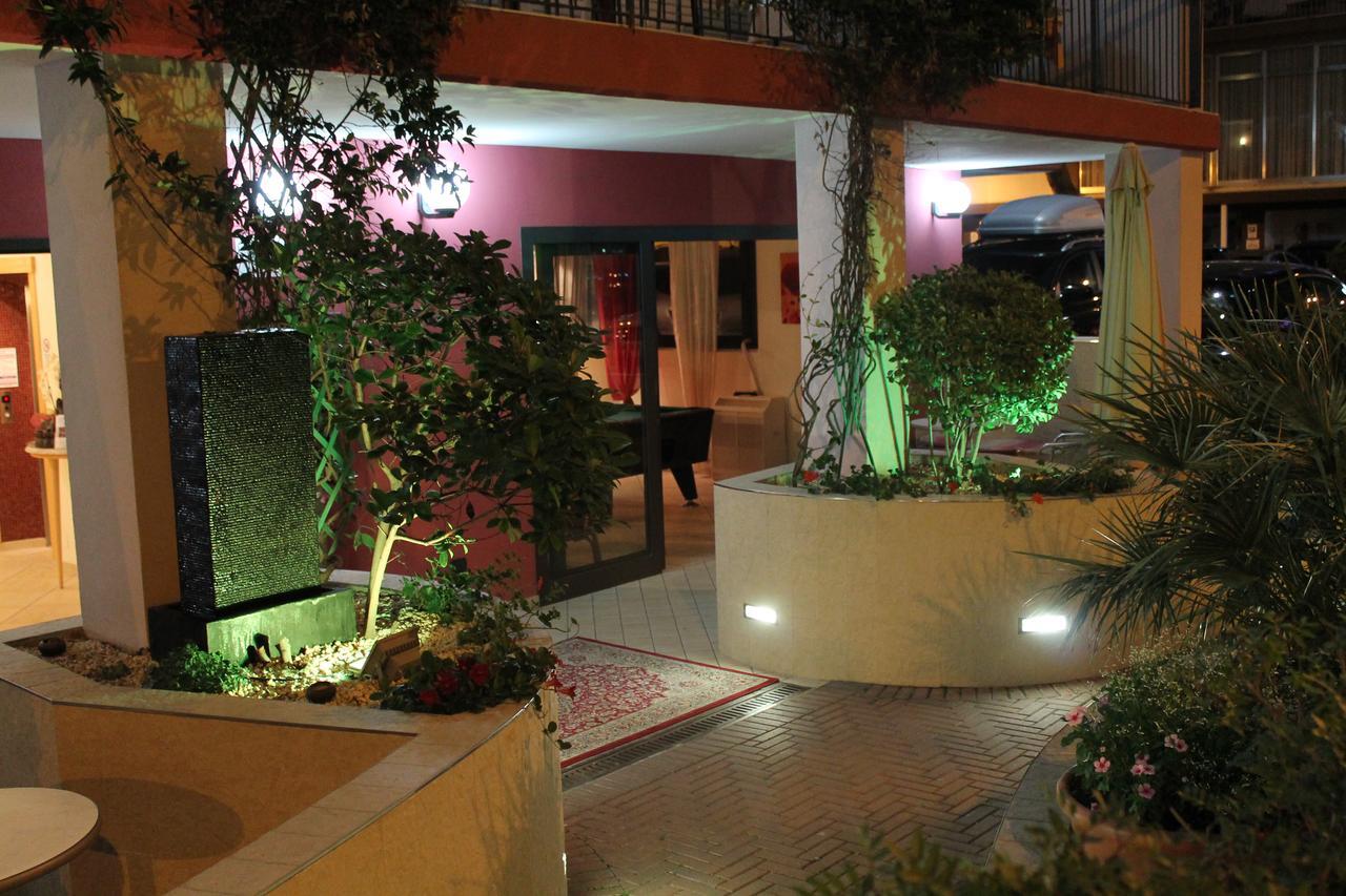 Hotel Oblio リミニ エクステリア 写真